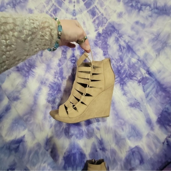 Charming Charlie Tan Peep Toe Wedge Shoes Size 9M - Picture 9 of 13